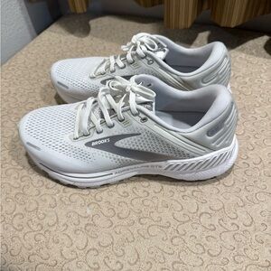 Brooks White Athletic Sneakers Adrenaline GTS 22